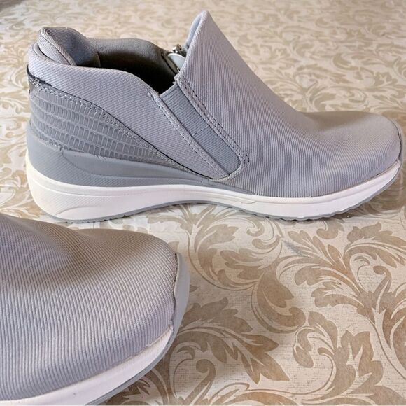 Ryka Boots ‘Guinevere’ Silver Gray Stretch & Side Zip NWOT Gorgeous - Picture 7 of 10